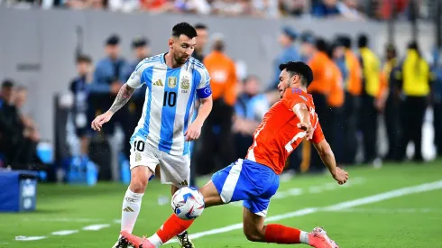 Gabriel Suazo propinó un cariñito a Lionel Messi<br />
(Foto: Adrian Macias/Mexsport/Photosport)
