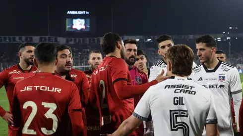 Lamentables hechos hicieron suspender el partido amistoso de Colo Colo vs Universitario. (Foto: Javier Salvo/Photosport)
