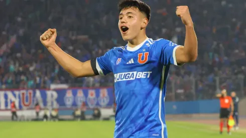 César Vaccia pone la pelota al piso por Ignacio Vásquez