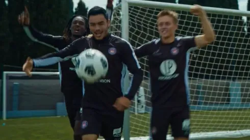 Gabriel Suazo fue protagonista de la presentación de la nueva camiseta del Toulouse. (Foto: Captura)