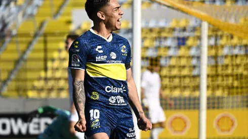 Joan Cruz le marca a Universidad de Chile. (Foto: Photosport)
