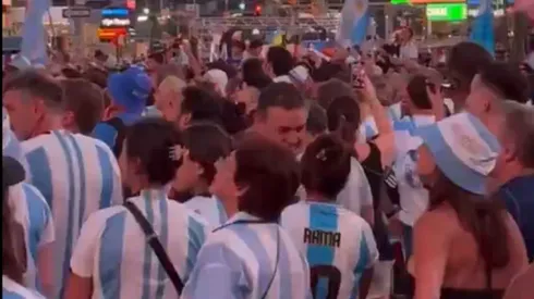 Hinchas chilenos trolean a argentinos en Times Square
