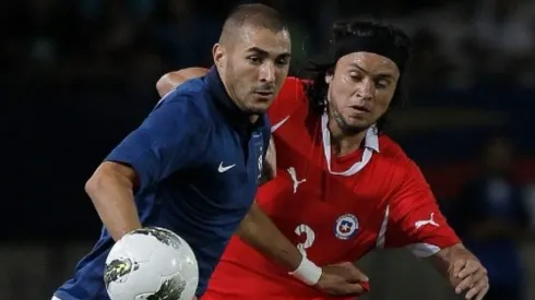 Waldo Ponce enfrentando a Karim Benzema en amistoso de La Roja.
