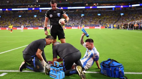 Lionel Messi sufrió molestias físicas tras recibir dura infracción. (Foto: Getty)
