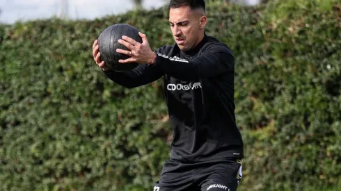 Javier Correa es unas de las bajas de Colo Colo para enfrentar a Unión Española.
