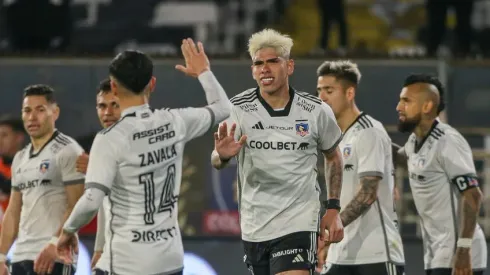 Ex albo en picada contra figura de Colo Colo.
