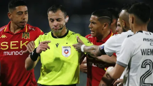 El arbitraje entre Colo Colo y Unión Española generó una gran polémica.
