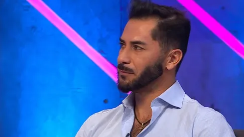 Johnny Herrera considera que es penalcito de Felipe Masrri a Carlos Palacios. (Foto: TNT Sports)
