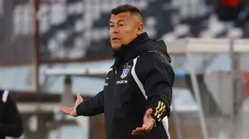 El Cacique mira con atención por un posible refuerzo.
