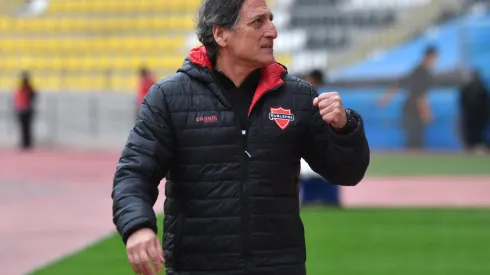 Mario Salas muestra su descontento con el arbitraje. (Foto: Photosport)
