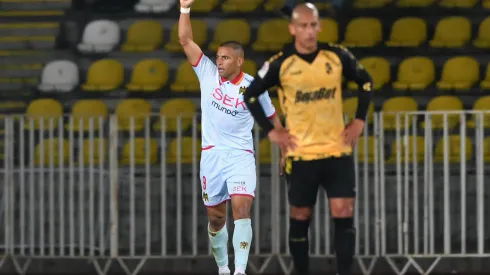 Leandro Benegas marca para la Unión Española ante Coquimbo Unido. (Foto: Photosport)
