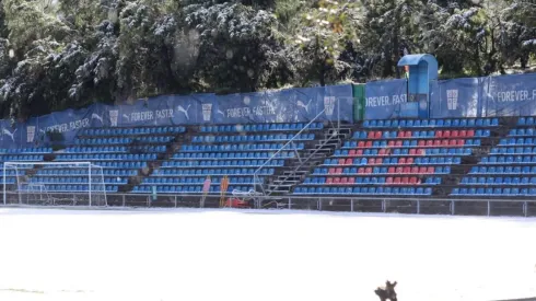 Así quedó el Complejo Deportivo Raimundo Tupper tras la nieve que cayó en la precordillera. (Foto: @Cruzados)
