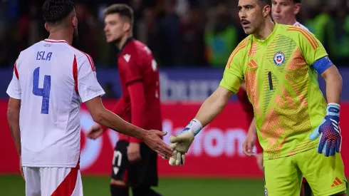 Claudio Bravo le dedicó emotivas palabras a Mauricio Isla antes de su primer Superclásico con Colo Colo. (Foto: Getty Images)
