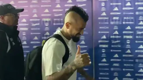 Arturo Vidal fue recibido entre pifias en la llegada de Colo Colo
