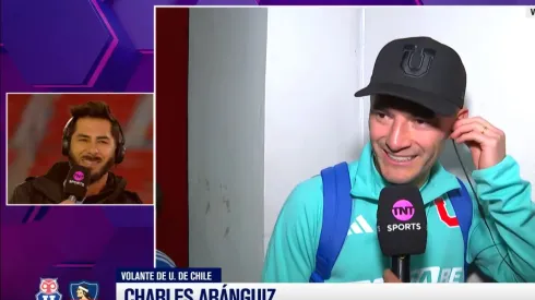 Johnny Herrera conversó con Charles Aránguiz. (Foto: TNT Sports) 
