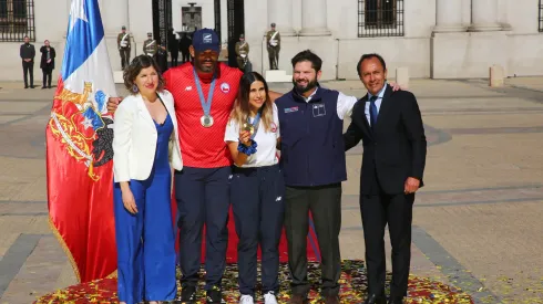 Presidente Boric, junto al ministro del Deporte, Jaime Pizarro y la subsecretaria, Antonia Illanes recibieron a Francisca Crovetto y Yasmani Acosta en La Moneda. (Foto: Photosport)
