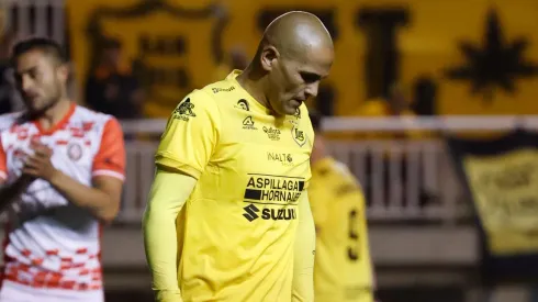 Humberto Suazo se perderá el resto de la temporada. (Foto: Photosport)
