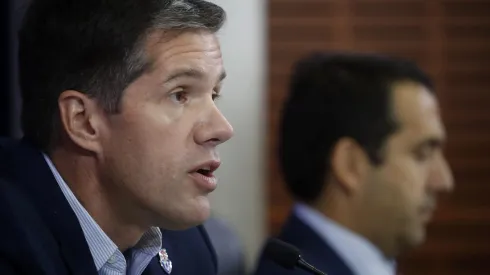 Michael Clark reaccionó ante el frustrado cambio de número de Charles Aránguiz.