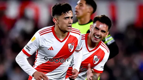 Dirigente de River echa al agua a Pablo Solari. (Foto: Getty)
