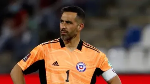 Histórico de La Roja le prest el hombro a Claudio Bravo.