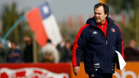 FUTBOL, ENTRENAMIENTO SELECCION CHILENA.<br />
MARCELO BIELSA, ENTRENADOR, OBSERVA LA PRACTICA DE SUS DIRIGIDOS, MIENTRAS UNA BANDERA CHILENA ONDEA A SUS ESPALDAS.<br />
23/08/2007<br />
SANTIAGO, CHILE.