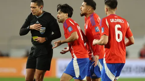 Futbol, Argentina vs Chile<br />
Sexta fecha, eliminatorias al mundial 2026.<br />
El jugador de la seleccion chilena Victor Davila derecha, reacciona durante el partido de clasificacion al mundial 2026 realizado en el estadio Monumental de Buenos Aires, Argentina.<br />
05/09/2024<br />
Alejandro Pagni/Photosport
Football, Argentina vs Chile<br />
6nd turn, 2026 World cup qualifiers.<br />
ChileÕs player Victor Davila, right, reacts during the 2026 World Cup qualifier match held at the Monumental stadium in Buenos Aires, Argentina.<br />
05/09/2024<br />
Alejandro Pagni/Photosport
