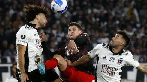 Futbol, Colo Colo vs River Plate.<br />
Copa Libertadores 2022.<br />
El jugador de Colo Colo Maximiliano Falcon, izquierda, disputa el balon con Julian Alvarez de River Plate durante el partido del grupo F de la Copa Libertadores realizado en el estadio Monumental de Santiago de Chile.<br />
27/04/2022<br />
Andres Pina/Photosport
Football, Colo Colo vs River Plate.<br />
2022 Copa Libertadores Championship.<br />
Colo Colo's player Maximiliano Falcon, left, vies for the ball against Julian Alvarez of River Plate during the group F match of the Copa Libertadores Championship held at the Monumental stadium in Santiago, Chile.<br />
27/04/2022<br />
Andres Pina/Photosport
