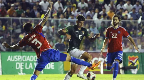 Futbol, Bolivia vs Chile.<br />
Partido amistoso 2023.<br />
El jugador de Bolivia Gabriel Villamíl, derecha , disputa el balon contra Guillermo Maripan de Chile durante el partido amistoso disputado en el estadio Ramon Aguilera en Santa Cruz, Bolivia.<br />
20/06/2023<br />
APG/Photosport
Football, Bolivia vs Chile.<br />
Friendly match 2023.<br />
Bolivia's player Gabriel Villamíl, right, vies the ball against Guillermo Maripan of Chile during the friendly match at the Ramon Aguilera stadium in Santa Cruz, Bolivia.<br />
20/06/2023<br />
APG/Photosport
