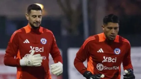 Jara y el titular en el arco de La Roja ante Bolivia.
