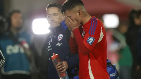 Vicente Pizarro se lesionó en el partido de Chile vs Bolivia. (Foto: Felipe Zanca/Photosport)
