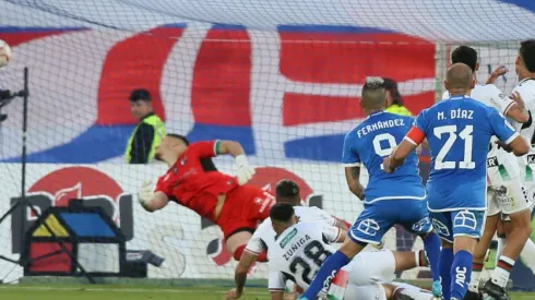 Los hinchas de la U celebraron con todo el tanto de Leandro Fernández.
