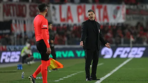 BUENOS AIRES, ARGENTINA – AUGUST 21: Head Coach Marcelo Gallardo of River Plate talks with a linesman during the Copa CONMEBOL Libertadores 2024 round of 16 second leg match between River Plate and Talleres at Estadio Más Monumental Antonio Vespucio Liberti on August 21, 2024 in Buenos Aires, Argentina. (Photo by Daniel Jayo/Getty Images)
