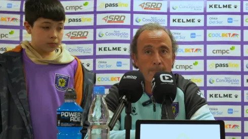 Manuel Suárez invitó a Tomasito a la conferencia de prensa. (Foto: Deportes Concepción)
