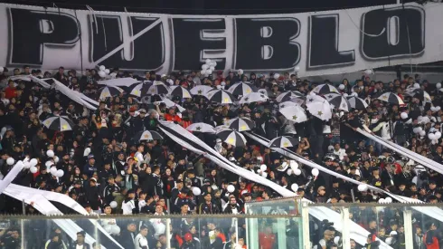 El hincha de Colo Colo enciende la previa del partido ante River Plate con este lienzo
