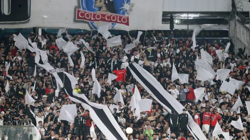 Jugador de Colo Colo apoya al equipo en la hinchada. (Foto: Photosport)
