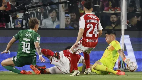 El Indio se lució en tres ocasiones en una misma jugada<br />
(Foto: Dragomir Yankovic/Photosport)