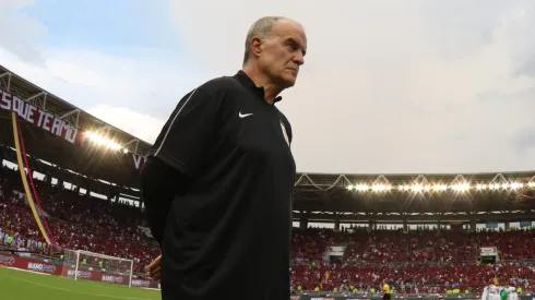 Marcelo Bielsa vive un grave conflicto en Uruguay.