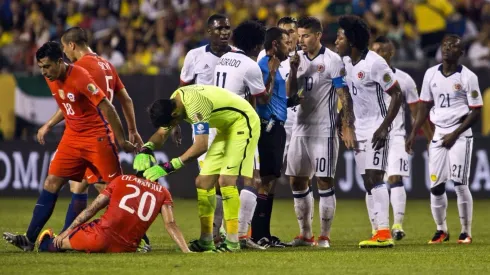 Aránguiz figura y con tormenta: El día que Colombia jugó de blanco ante Chile