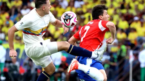 Futbol, Colombia vs Chile.<br />
Primera rueda, clasificatorias al Mundial 2026.<br />
El jugador de la seleccion colombiana Santiago Arias, izquierda, disputa el balon contra Gonzalo Tapia de Chile durante el partido de la primera rueda de las eliminatorias al mundial de 2026 disputado en el estadio Metropolitano Roberto Melendez de Barranquilla, Colombia.<br />
15/10/2024<br />
Vizzor image/Photosport
Football, Colombia vs Chile.<br />
World Cup 2026 qualifiers.<br />
Colombia's player Santiago Arias, left, vies for the ball against Gonzalo Tapia of Chile during a 2026 World Cup qualifier match at the Metropolitano Roberto Melendez stadium in Barranquilla, Colombia.<br />
15/10/2024<br />
Vizzor image/Photosport
