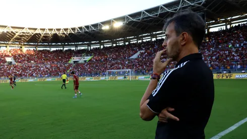 El DT de Venezuela, Fernando Batista, recibe malas noticias desde Brasil. (Foto: Getty)