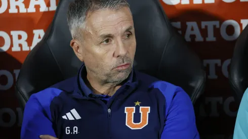 Gustavo Álvarez realiza modificación respecto a la última formación que trabajó. (Foto: Photosport)
