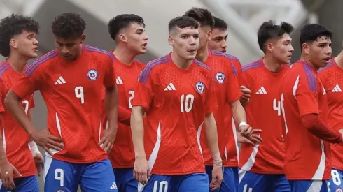 La Roja Sub 20 salta a la cancha del Estadio Elías Figueroa Brander.
