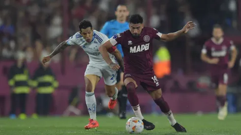 LANUS, ARGENTINA – OCTOBER 30: Marcelino Moreno of Lanus and Lucas Romero of Cruzeiro battle for the ball during the Copa CONMEBOL Sudamericana 2024 Semifinal second leg match between Lanus and Cruzeiro at Estadio Ciudad de Lanus (La Fortaleza) on October 30, 2024 in Lanus, Argentina. (Photo by Marcelo Endelli/Getty Images)