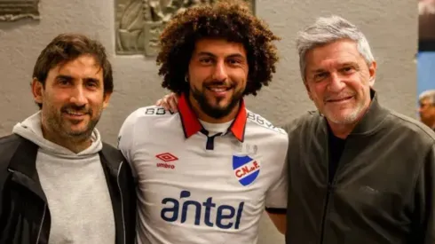 Maximiliano Falcón lució la camiseta de Nacional junto a los dirigentes del Bolso.
