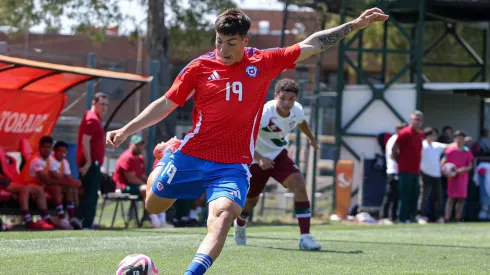 Óscar González firma su primer contrato profesional. (Foto: Federación de Fútbol de Chile)
