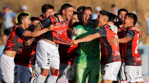 Deportes Limache vienen de dar la sorpresa al eliminar a Magallanes, uno de los principales candidatos a ascender a la máxima categoría del fútbol chileno.