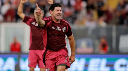 Marcelo Salas felicita a los hinchas del Cacique. (Foto: Photosport)
