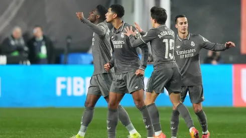 Los futbolistas de Real Madrid celebran un tanto.