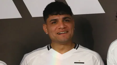 Claudio Aquino se hace presente en el partido de Colo Colo vs Racing. (Foto: Photosport)
