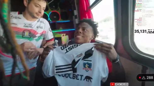 Speed posó con la camiseta de Colo Colo en su visita a Chile. (Foto: Captura)
